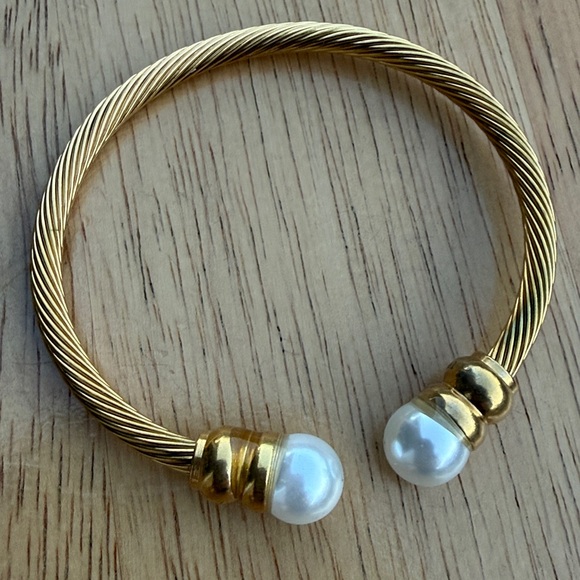 Anthropologie Gold-Tone and Pearls Classic Cable Bracelet!!🔥🔥🔥 - Picture 10 of 15